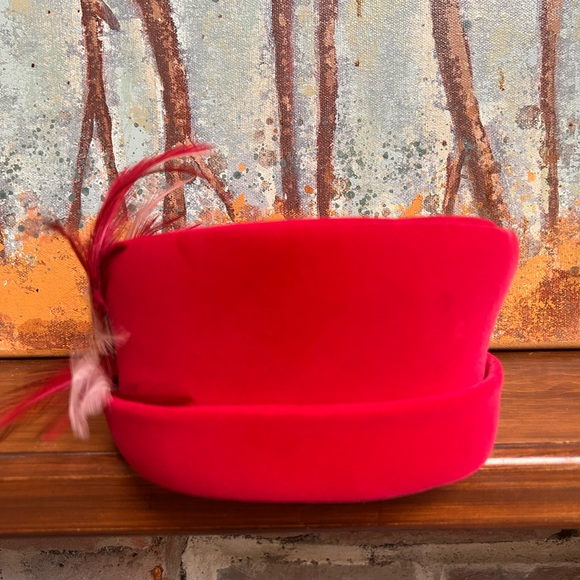 Mid Century hot pink fuschia pill box hat with feathers - Picture 4 of 9